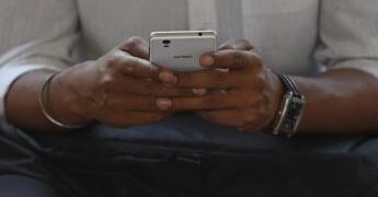 Foglia di alloro nella cover del telefono, il significato del trend: porta davvero fortuna?