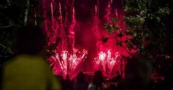 Fuochi d’artificio non fanno dormire una famiglia: “Siamo insonni, non ce la facciamo più”