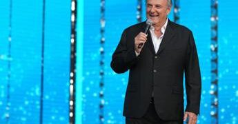 Gerry Scotti compie 70 anni, da ‘L’accendiamo?’ a ‘Eh già’ le frasi cult conduttore ﻿