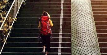 Giù rischio infarti e ictus, ecco perché fare le scale allunga la vita: lo studio