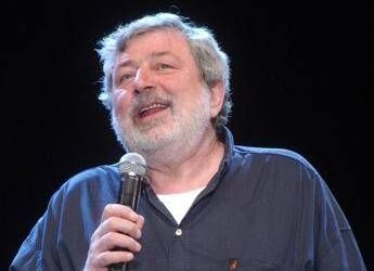 Guccini, domani i funerali: la sua Pavana lo saluta nel silenzio. Il sindaco: “Massimo rispetto per sue volontà”