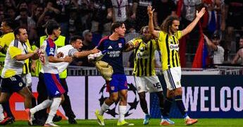 Guendouzi contro i tifosi del Lione: maxi rissa in Champions