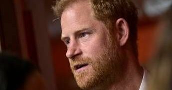 Harry e ritorno in Gb, il retroscena: duca di Sussex è ancora arrabbiato e vuole le scuse della famiglia