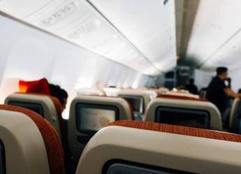 Il comandante si sente male e aereo deve atterrare d’emergenza: “Non riesce a pilotare”