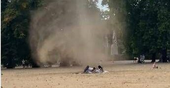 Il ‘diavolo di sabbia’ attraversa un parco di Londra: paura tra i presenti