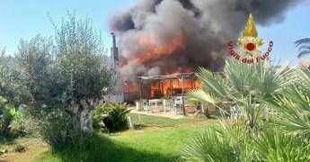 Incendio in uno stabilimento di Maccarese: in fiamme la ‘Rambla Beach’
