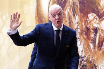 Infantino ‘dribbla’ le domande sul futuro con battuta al giornalista calvo: “Ci vediamo dal parrucchiere”
