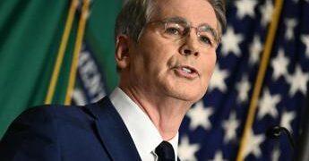 Iran, Bessent: “Fuori dal sistema del dollaro Usa chi ricicla denaro per conto di Teheran”