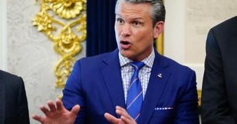 Iran-Usa, Teheran accusa: “Washington in guerra economica dopo aver esaurito armi “. Hegseth: “Non escludiamo ricorso ad attacchi militari”