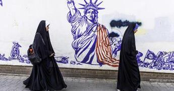 Iran, al via l’offensiva economica di Trump: sanzioni contro 60 organizzazioni, persone e navi