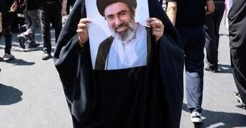 Iran, media: “Mojtaba Khamenei in condizioni critiche, potrebbe essere in punto di morte”