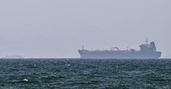 Iran, petroliera in fiamme al largo dell’Arabia Saudita: colpita da ‘proiettile non identificato’