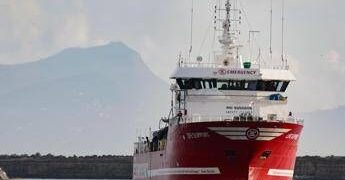 Life Support di Emergency salva 50 migranti: “Su barcone anche sette morti”