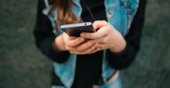 Lo smartphone fa bene, così aiuta il cervello: le 7 azioni quotidiane ‘consigliate’