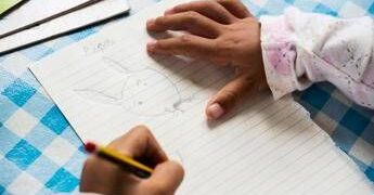 Lo studio che ‘riabilita’ la scrittura a mano: “Fa bene al cervello”