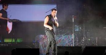 Malore per Francesco Gabbani durante concerto a Letojanni, spettacolo interrotto dopo 5 canzoni. “Ora accertamenti”