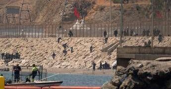 Marocco, tensione al confine: decine di migranti fermati vicino Ceuta