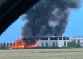 Maxi incendio a Finale Emilia, in fiamme capannone industriale. L’Ausl: “Finestre chiuse e condizionatori spenti”