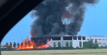 Maxi incendio a Finale Emilia, in fiamme capannone industriale. L’Ausl: “Finestre chiuse e condizionatori spenti”