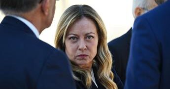 Meloni a Bonaccini: “Italiani votano a destra perché hanno studiato poco? Noi non chiediamo titoli, li rispettiamo”