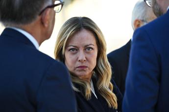 Meloni a Bonaccini: “Italiani votano a destra perché hanno studiato poco? Noi non chiediamo titoli, li rispettiamo”