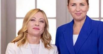 Meloni e la premier danese Frederiksen: “Unite per difendere Europa, no a immigrazione incontrollata”