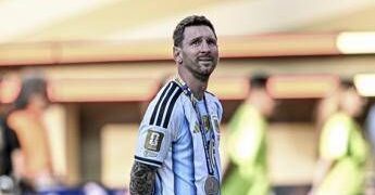 Messi torna in Argentina, oggi i funerali e l’ultimo saluto a papà Jorge