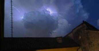 Meteo, Italia divisa a metà con temporali al Nord e caldo e sole al Sud: “Ma la fine dell’estate è ancora lontana”