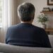 Mezz’ora sul divano aumenta il rischio di morte, lo studio (e il rimedio)
