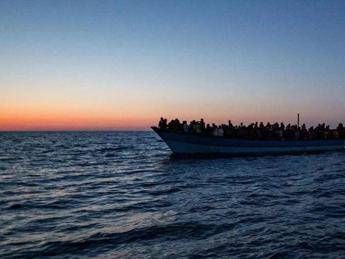Migranti, Berlino: “Ci aspettiamo che i trasferimenti continuino”. Tajani: “Trovare un equilibrio sulle Ong”
