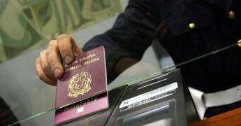 Migranti, Spagna ripristina controlli alle frontiere per viaggiatori dall’Italia