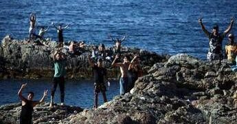 Migranti, Ue: “Controlli frontiera Italia-Spagna temporanei”. Nuovo attacco di Madrid a Roma