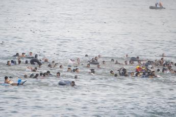 Migranti a Ceuta, Ue: “Solidali con la Spagna e cordoglio per le vittime”