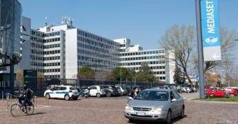 Milano, 27enne precipita da palazzina Mediaset a Cologno Monzese: è gravissima