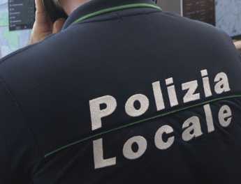 Milano, agenti polizia locale: commissaria ai domiciliari, restano in carcere gli altri 4