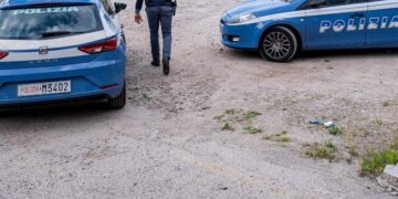 Milano, aggressione contro la polizia: circondano una volante, calci e pugni agli agenti e li minacciano con i cani