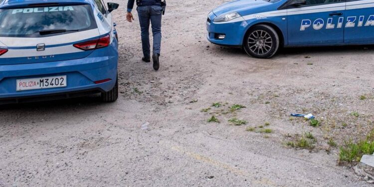 Milano, aggressione contro la polizia: circondano una volante, calci e pugni agli agenti e li minacciano con i cani