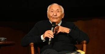 Mogol compie 90 anni, da Battisti a Sanremo: sempre a cavallo delle note