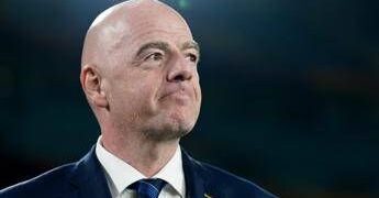 Mondiale ai privati, la Fifa chiede scusa per gli “errori commessi” ma rilancia il “pieno sostegno” a Infantino