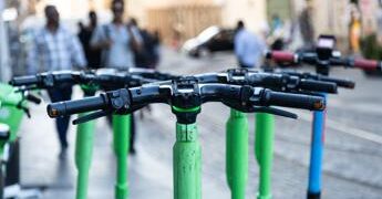 Monopattini e bike in sharing a Roma, multa Antitrust per 2,675 milioni di euro: “Hanno ostacolato corse gratis”