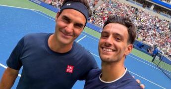 Musetti, allenamento show con Federer a New York: “Onorato di aver condiviso il campo con il re”