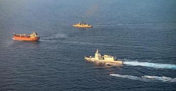 Nave della Marina abborda petroliera della ‘flotta ombra’ russa a Pantelleria
