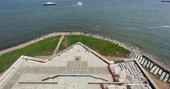 New York, barca si ribalta a Liberty Island: morti una donna e un neonato
