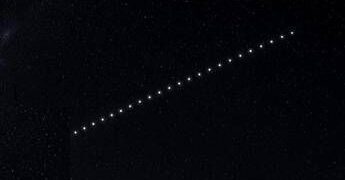 “Non è un aereo, non sono stelle”, il ‘treno di luci’ in cielo: il mistero dell’8 agosto