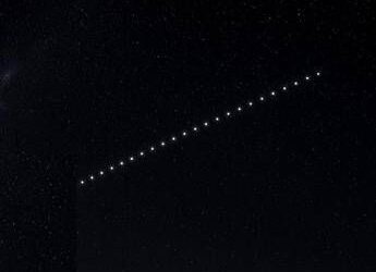 “Non è un aereo, non sono stelle”, il ‘treno di luci’ in cielo: il mistero dell’8 agosto