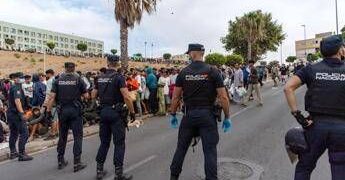 Nuovi scontri a Ceuta tra migranti e polizia, agenti sparano in aria per disperdere folla