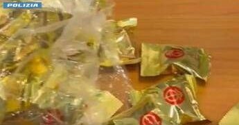 Oltre 5 chili di cocaina nascosti nei ‘biscotti della fortuna’, sequestro e arresto a Fiumicino