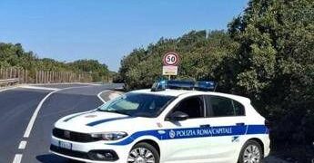 Ostia, investe ciclista sulla via Litoranea e fugge: denunciato 51enne