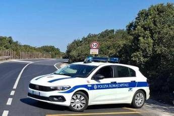 Ostia, investe ciclista sulla via Litoranea e fugge: denunciato 51enne