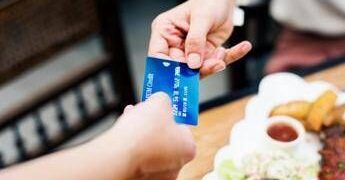 Paghi con la carta in vacanza? 10 consigli per usarla riducendo rischi e costi